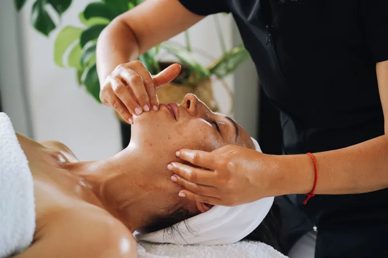 The Glow That Doesn't Fade: What Vietnamese Women Over 50 Know About Aging That the Beauty Industry Won't Tell You